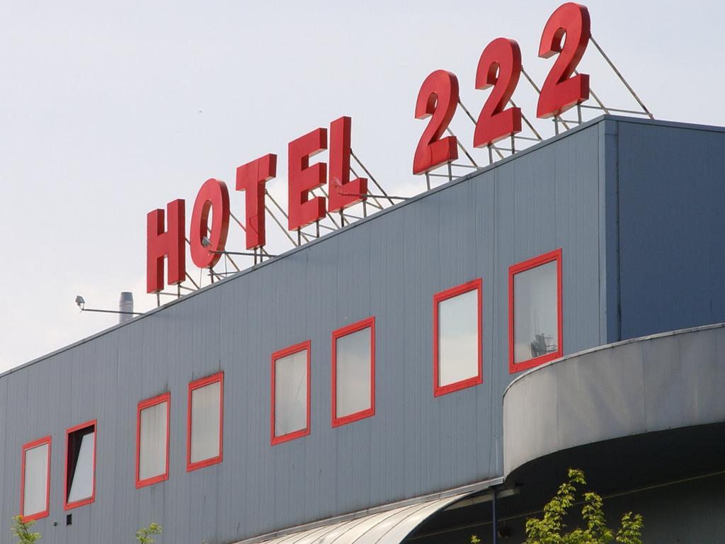 بوزنان Hotel 222 المظهر الخارجي الصورة